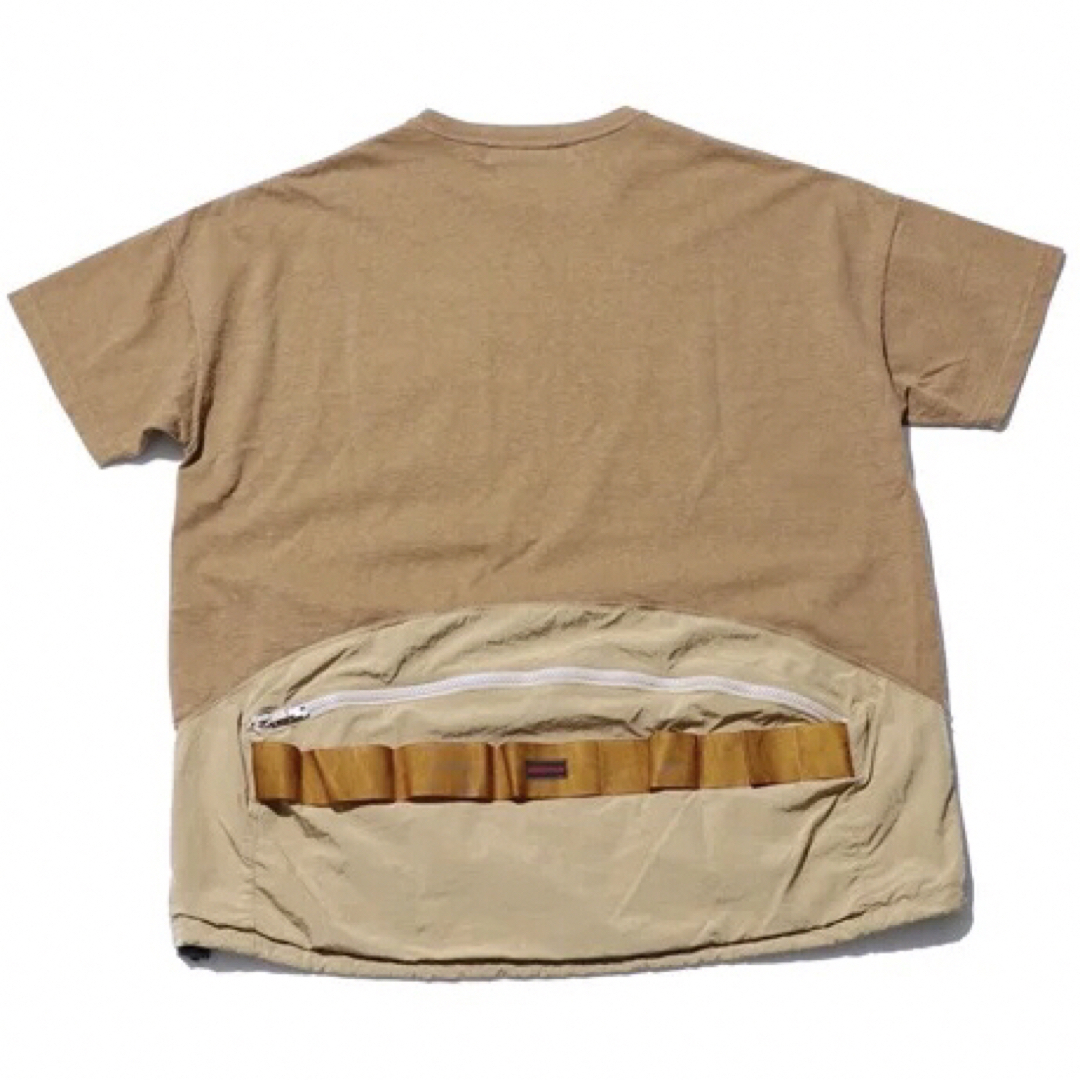 BRIEFING(ブリーフィング)のBEIGE★REMI RELIEF × BRIEFING ポケット付 Tシャツ メンズのトップス(Tシャツ/カットソー(半袖/袖なし))の商品写真