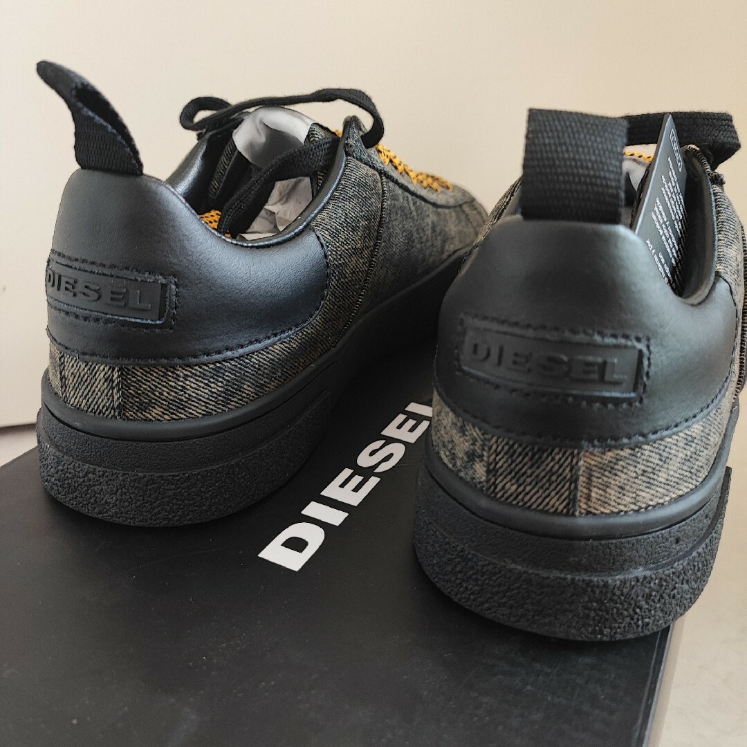 DIESEL(ディーゼル)の新作 27cm 新品未使用 DIESEL ロー S-CLEVER LOW 箱付き メンズの靴/シューズ(スニーカー)の商品写真