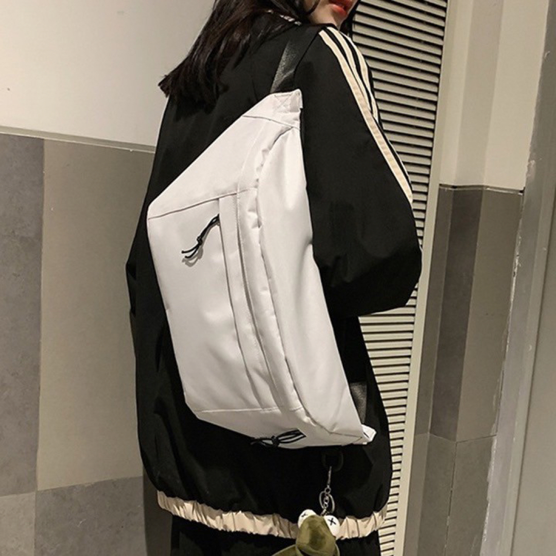 ショルダーバッグ　グレー　ウエストポーチ　ボディバッグ　ストリート　韓国 メンズのバッグ(ボディーバッグ)の商品写真
