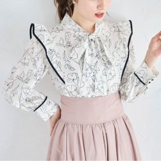 トッコクローゼット(TOCCO closet)の【新品】トッコ クローゼット フリル付きボウタイリボン配色ラインフラワーブラウス(シャツ/ブラウス(長袖/七分))