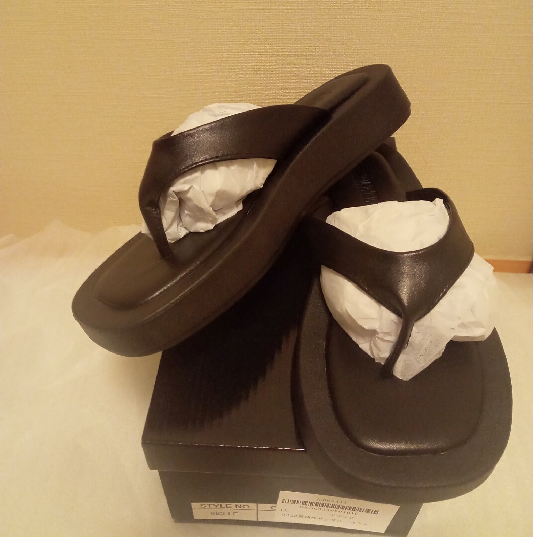 UNIQLO(ユニクロ)の新品未使用　春夏　トングサンダル　ブラック　黒　ＬＬ　厚底 レディースの靴/シューズ(サンダル)の商品写真