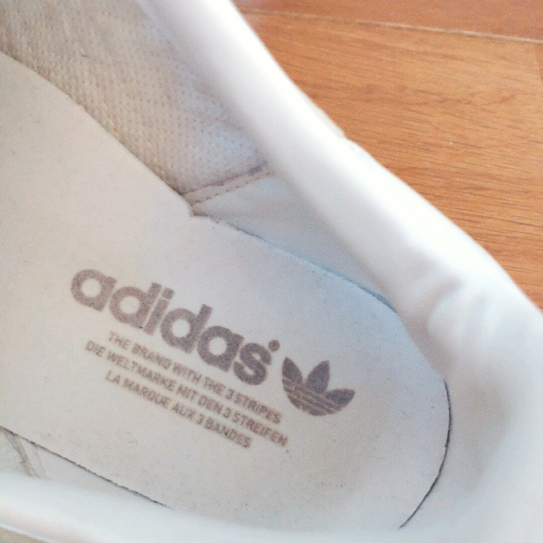 adidas(アディダス)のアディダス　ガゼル　スエードスニーカー　ライトベージュ×白　24.5cm レディースの靴/シューズ(スニーカー)の商品写真