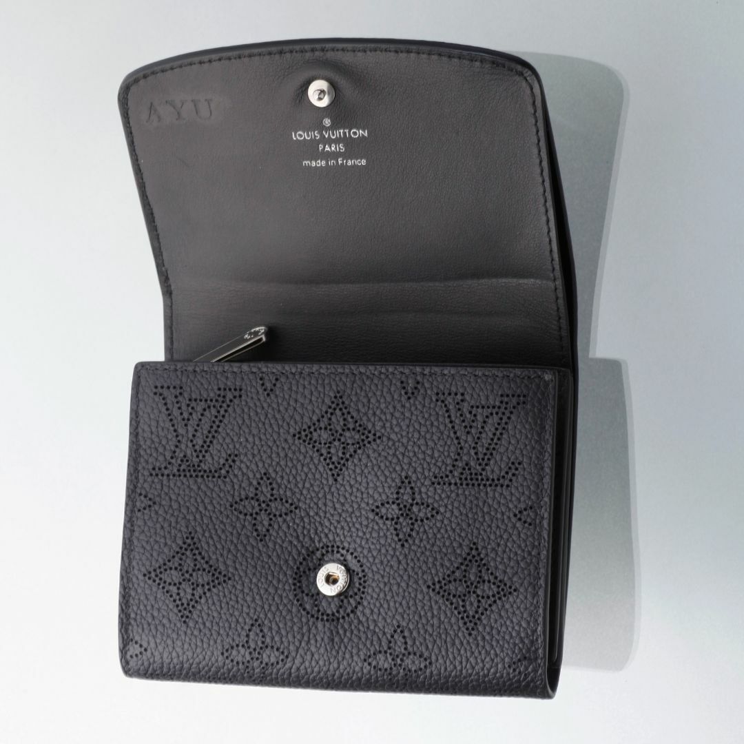 LOUIS VUITTON(ルイヴィトン)のK3675 美品 ヴィトン マヒナ イリス 二つ折 財布 M62540 箱付き レディースのファッション小物(財布)の商品写真