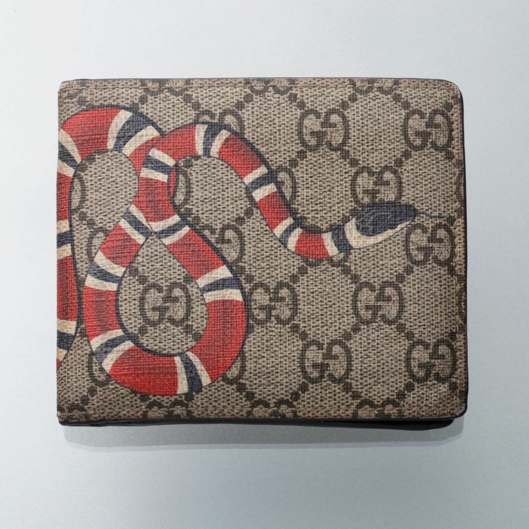 Gucci(グッチ)のK3679 グッチ スネーク プリント GGスプリーム 二つ折 財布 イタリア製 メンズのファッション小物(折り財布)の商品写真