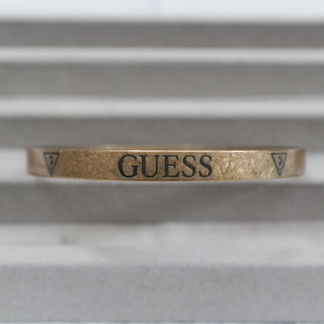 GUESS(ゲス)の【匿名配送】GUESS ゲス バングル ブレスレット ゴールド ロゴ レディースのアクセサリー(ブレスレット/バングル)の商品写真