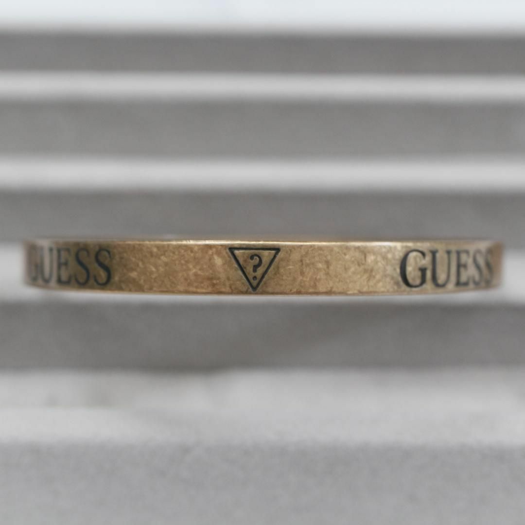 GUESS(ゲス)の【匿名配送】GUESS ゲス バングル ブレスレット ゴールド ロゴ レディースのアクセサリー(ブレスレット/バングル)の商品写真