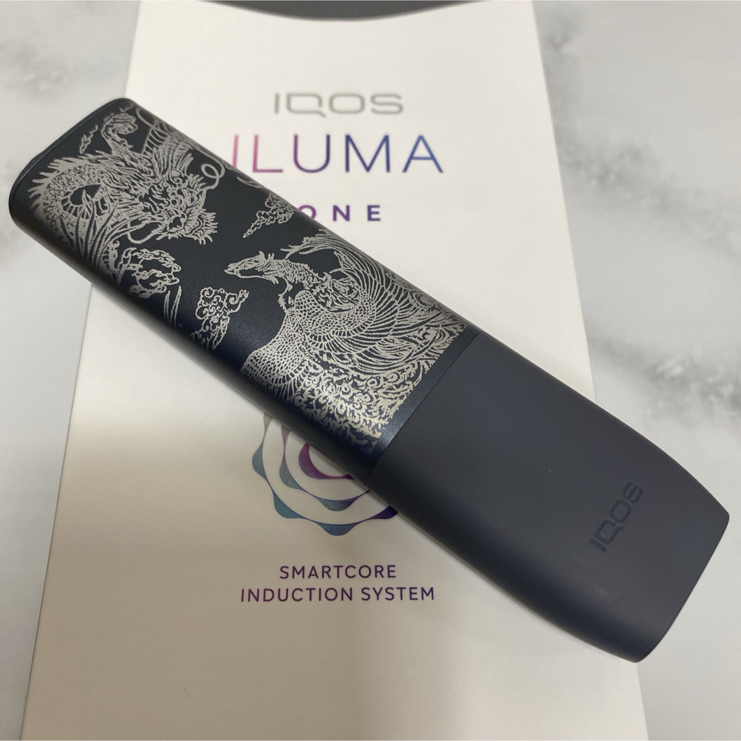 IQOS(アイコス)のiQOS ILUMA ONE イルマワン レーザー加工 龍 鳳凰 鯉 滝登り 黒 メンズのファッション小物(タバコグッズ)の商品写真