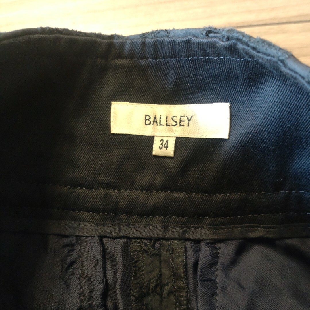 Ballsey(ボールジィ)のボールジィーBALLSEY トゥモローランド紺　ショートカットパンツ　キュロット レディースのパンツ(カジュアルパンツ)の商品写真