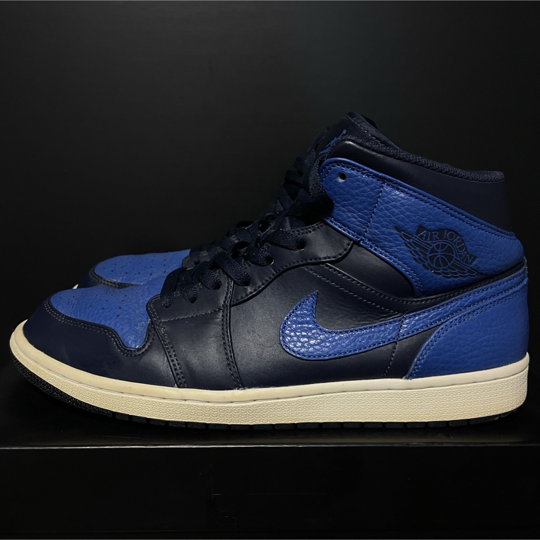 NIKE(ナイキ)のNIKE AIR JORDAN 1 MID メンズの靴/シューズ(スニーカー)の商品写真