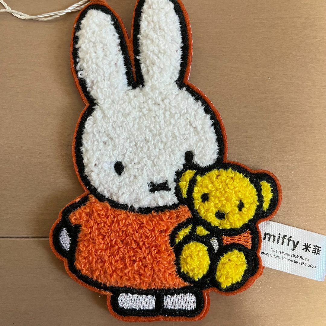 miffy(ミッフィー)のミッフィー　もこもこ刺繍キーホルダー　miffy 日本未発売　タイプ2 エンタメ/ホビーのアニメグッズ(キーホルダー)の商品写真