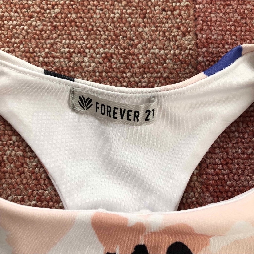 FOREVER 21(フォーエバートゥエンティーワン)の専用　フォーエバー21 トップスとレギンス　スカーラ　トップスセット スポーツ/アウトドアのトレーニング/エクササイズ(ヨガ)の商品写真