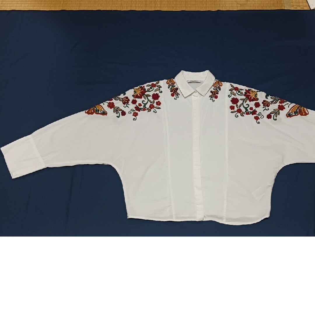 ZARA(ザラ)のZARA Trafaluc collection  肩 刺繍 シャツ ブラウス レディースのトップス(シャツ/ブラウス(長袖/七分))の商品写真