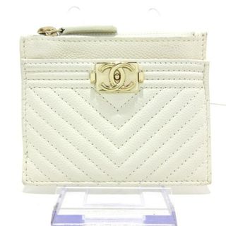 シャネル(CHANEL)のCHANEL(シャネル) コインケース ボーイシャネル,Vステッチ(シェブロン) AP2465 白 ゴールド金具/カードケース付き キャビアスキン(コインケース)