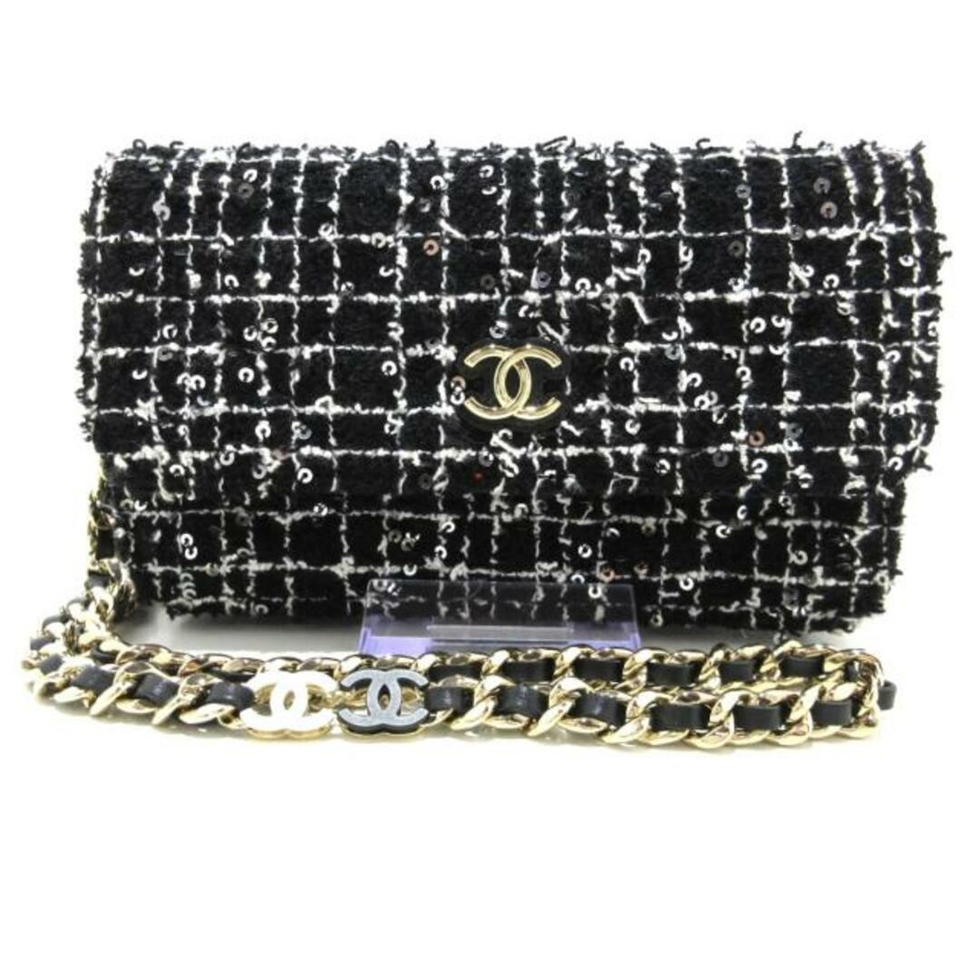 CHANEL(シャネル)のCHANEL(シャネル) 携帯電話ケース フラップフォンケース/マトラッセ AP3781/B15592/NU928 黒×白×シルバー 2024年春夏プレコレクション/チェック柄/スパンコール/ココチェーンショルダー/ゴールド金具 コットンツイード×スパンコール スマホ/家電/カメラのスマホアクセサリー(モバイルケース/カバー)の商品写真