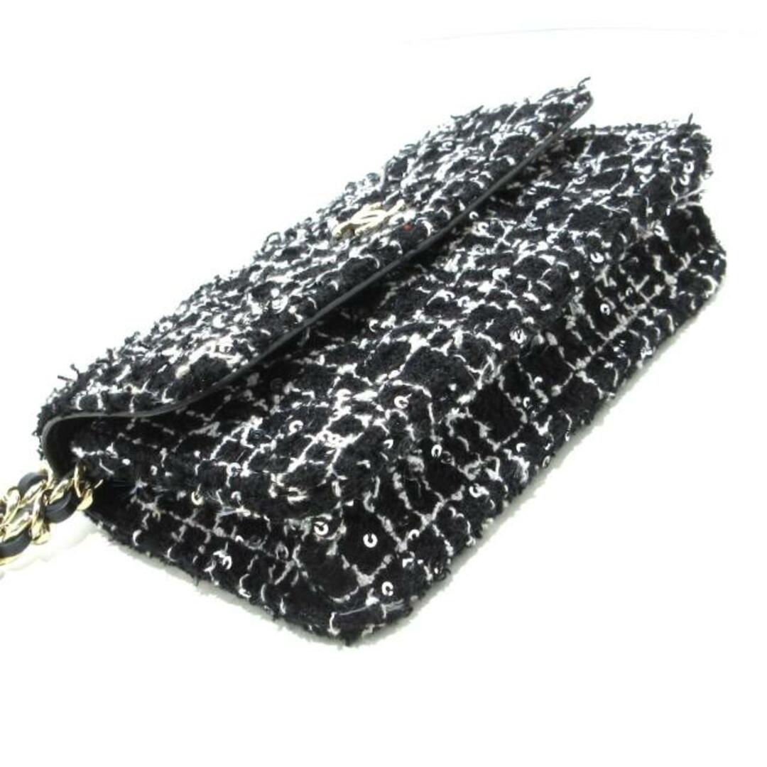 CHANEL(シャネル)のCHANEL(シャネル) 携帯電話ケース フラップフォンケース/マトラッセ AP3781/B15592/NU928 黒×白×シルバー 2024年春夏プレコレクション/チェック柄/スパンコール/ココチェーンショルダー/ゴールド金具 コットンツイード×スパンコール スマホ/家電/カメラのスマホアクセサリー(モバイルケース/カバー)の商品写真