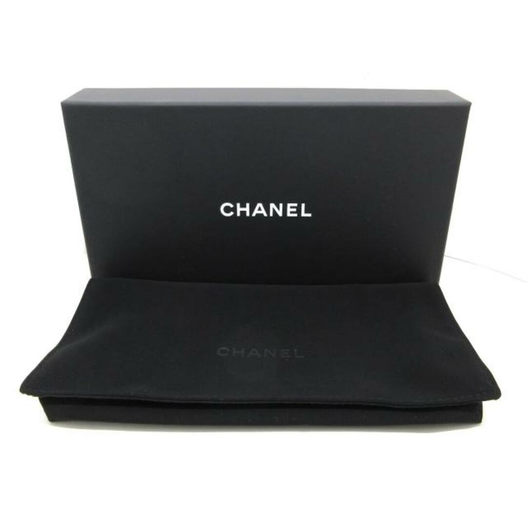 CHANEL(シャネル)のCHANEL(シャネル) 携帯電話ケース フラップフォンケース/マトラッセ AP3781/B15592/NU928 黒×白×シルバー 2024年春夏プレコレクション/チェック柄/スパンコール/ココチェーンショルダー/ゴールド金具 コットンツイード×スパンコール スマホ/家電/カメラのスマホアクセサリー(モバイルケース/カバー)の商品写真