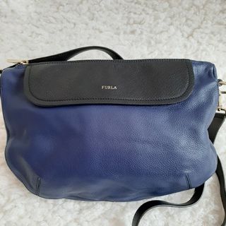 フルラ(Furla)のフルラ　ショルダーバック　レザー　シボ革　ネイビー　バイカラー　三日月(ショルダーバッグ)