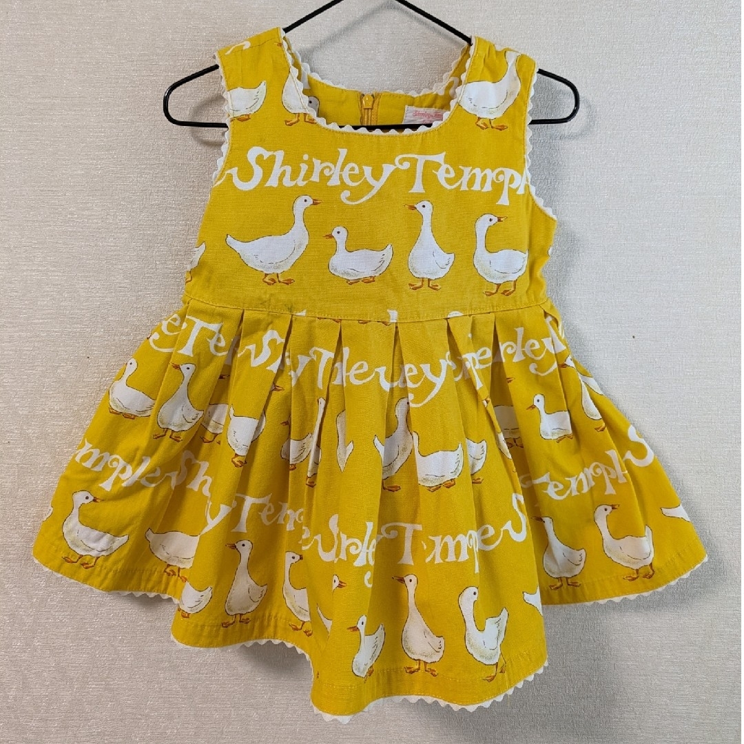 Shirley Temple(シャーリーテンプル)のワンピース　アヒル柄　黄色　90cm キッズ/ベビー/マタニティのキッズ服女の子用(90cm~)(ワンピース)の商品写真