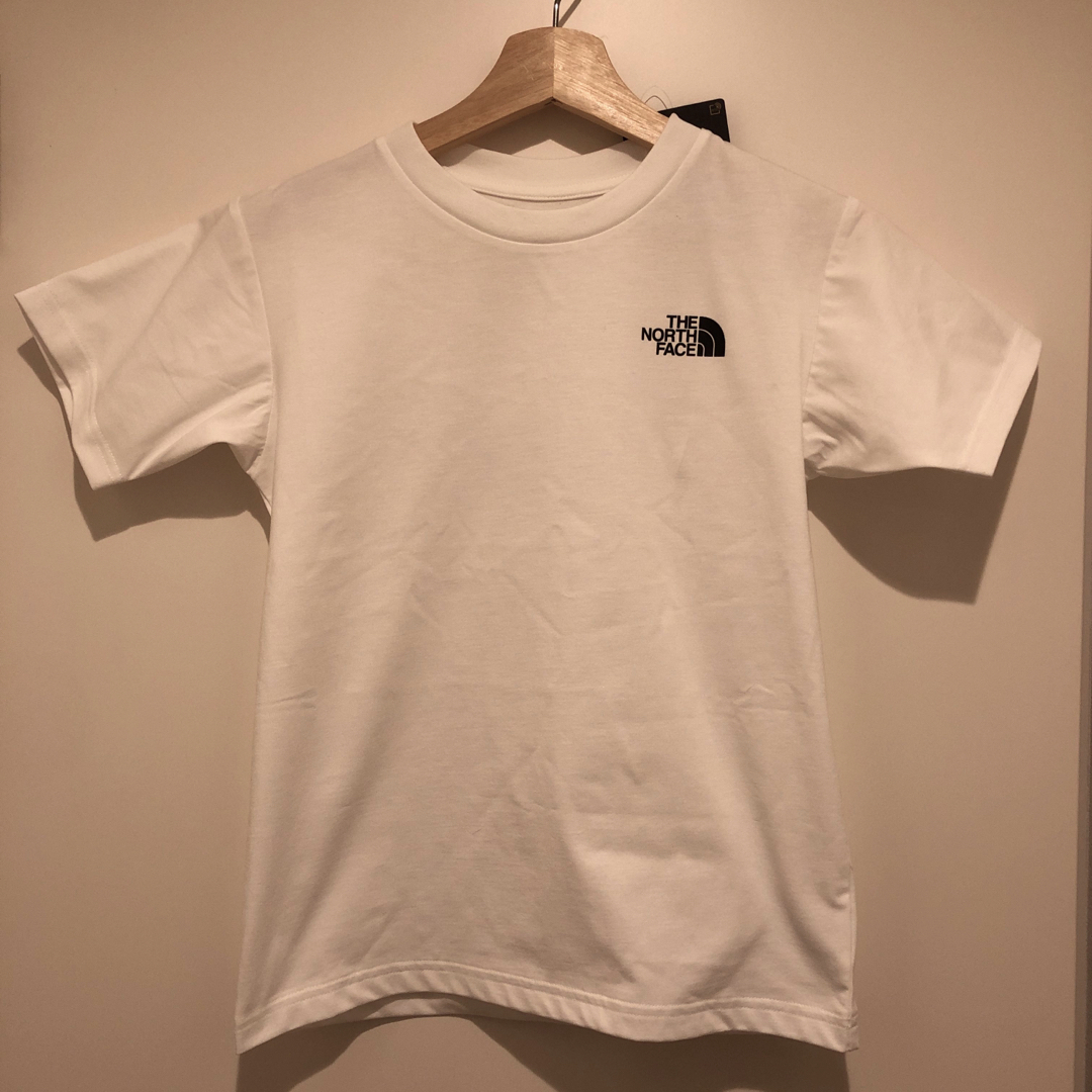 THE NORTH FACE(ザノースフェイス)の新品　ノースフェイス　Tシャツ　140  白　 キッズ/ベビー/マタニティのキッズ服男の子用(90cm~)(Tシャツ/カットソー)の商品写真