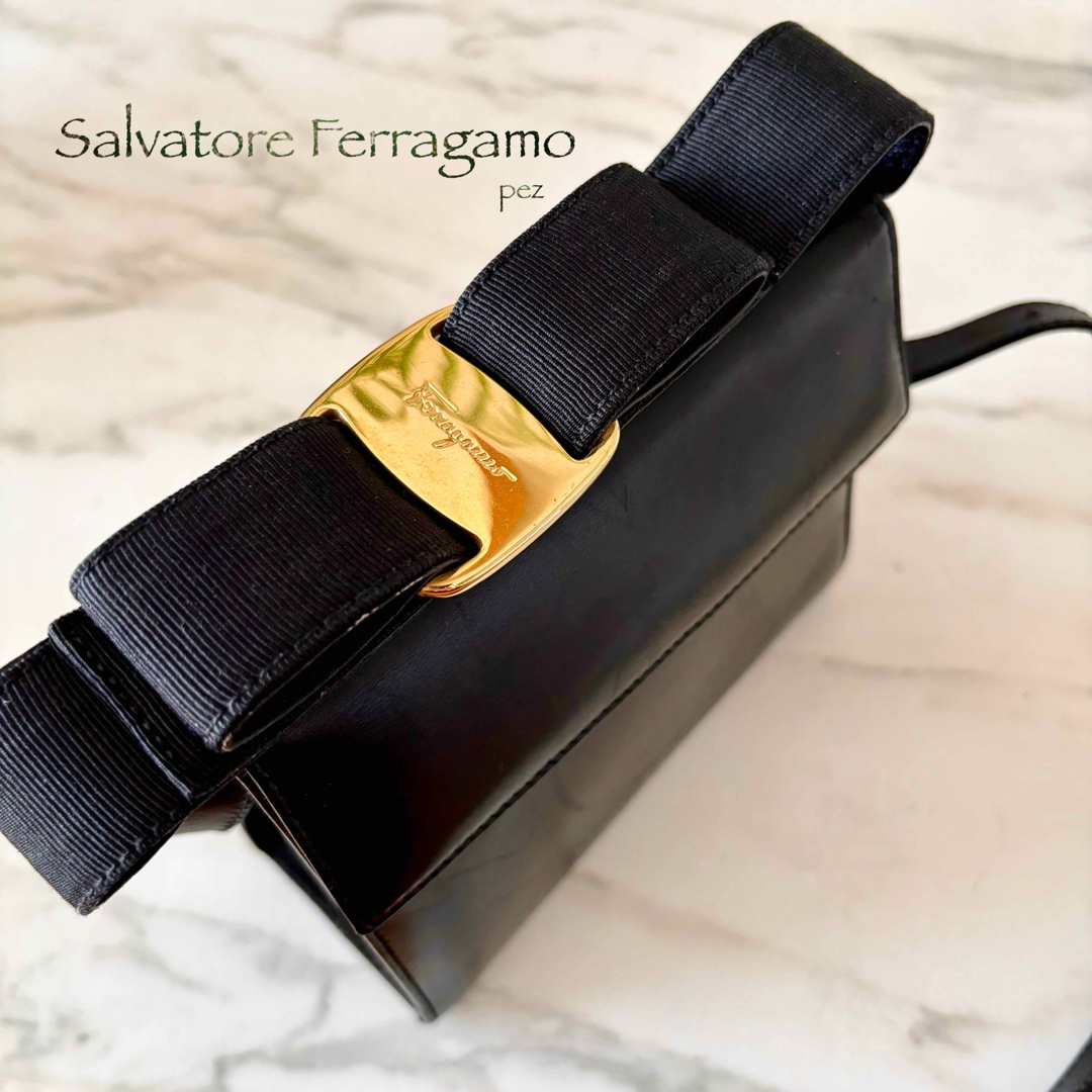 Salvatore Ferragamo(サルヴァトーレフェラガモ)の正規品 フェラガモ ヴァラ 2way レザーショルダーバッグ レディースのバッグ(ハンドバッグ)の商品写真