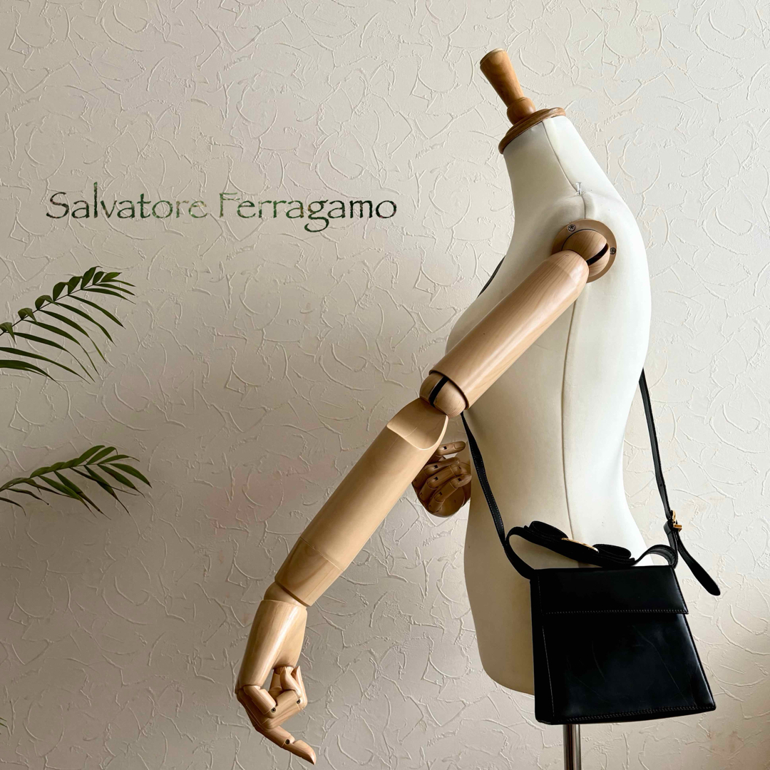 Salvatore Ferragamo(サルヴァトーレフェラガモ)の正規品 フェラガモ ヴァラ 2way レザーショルダーバッグ レディースのバッグ(ハンドバッグ)の商品写真