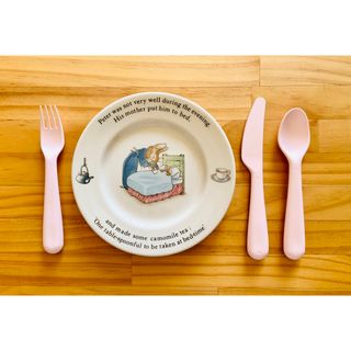 ウェッジウッド(WEDGWOOD)の［旧刻印］ピーターラビット プレート 82 （ピンク カトラリー付）(食器)