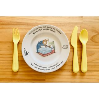 ウェッジウッド(WEDGWOOD)の［旧刻印］ピーターラビット プレート 80 （イエロー カトラリー付）(食器)