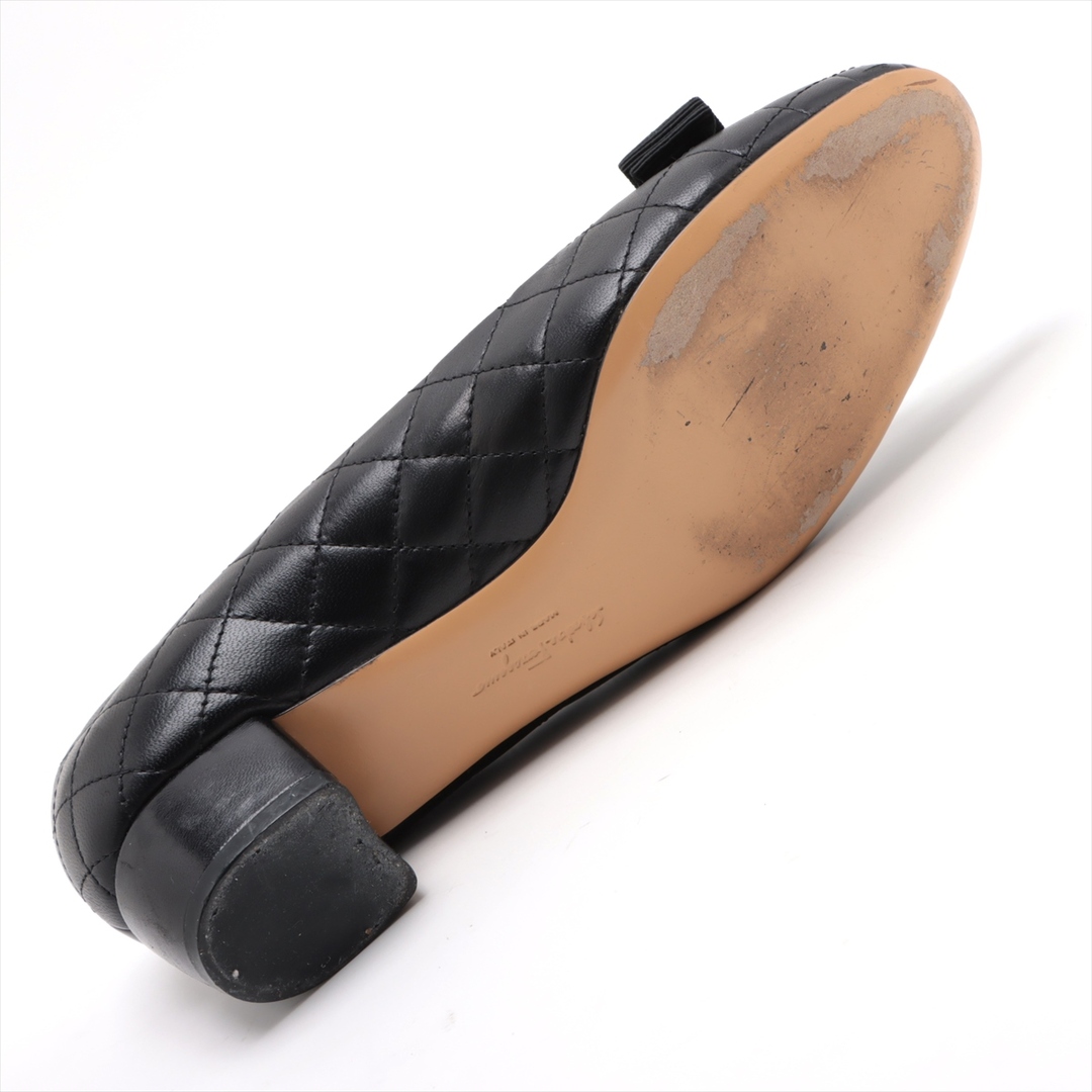 Salvatore Ferragamo(サルヴァトーレフェラガモ)のサルヴァトーレフェラガモ ヴァラリボン キルティング レザー パンプス 8 1/2 ヒール 靴 ブラック 黒 レディース EEM Y7-6 レディースの靴/シューズ(ハイヒール/パンプス)の商品写真