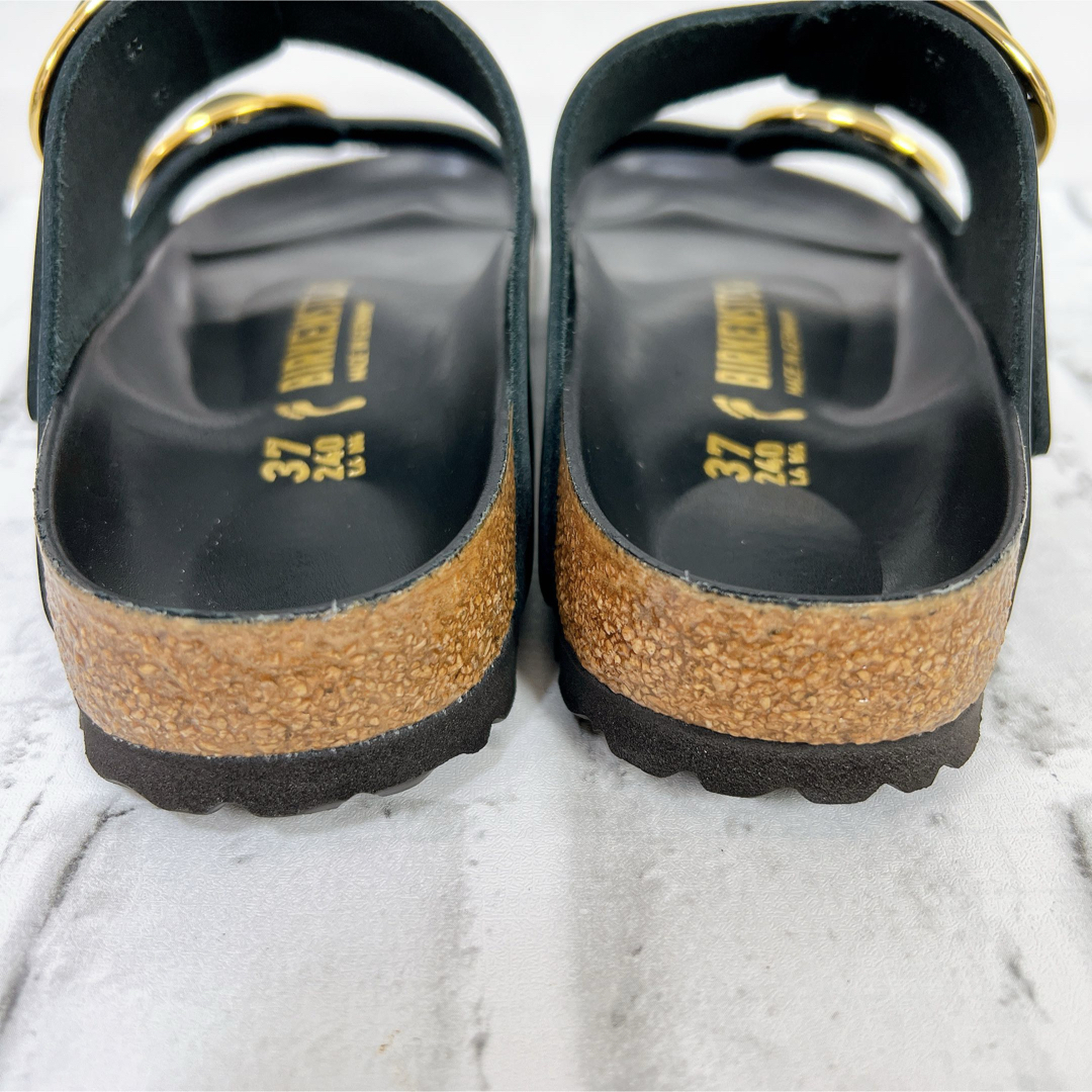 BIRKENSTOCK(ビルケンシュトック)の《未使用に近い》ビルケンシュトック アリゾナ エナメルビックバックル ゴールド レディースの靴/シューズ(サンダル)の商品写真