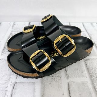 ビルケンシュトック(BIRKENSTOCK)の《未使用に近い》ビルケンシュトック アリゾナ エナメルビックバックル ゴールド(サンダル)