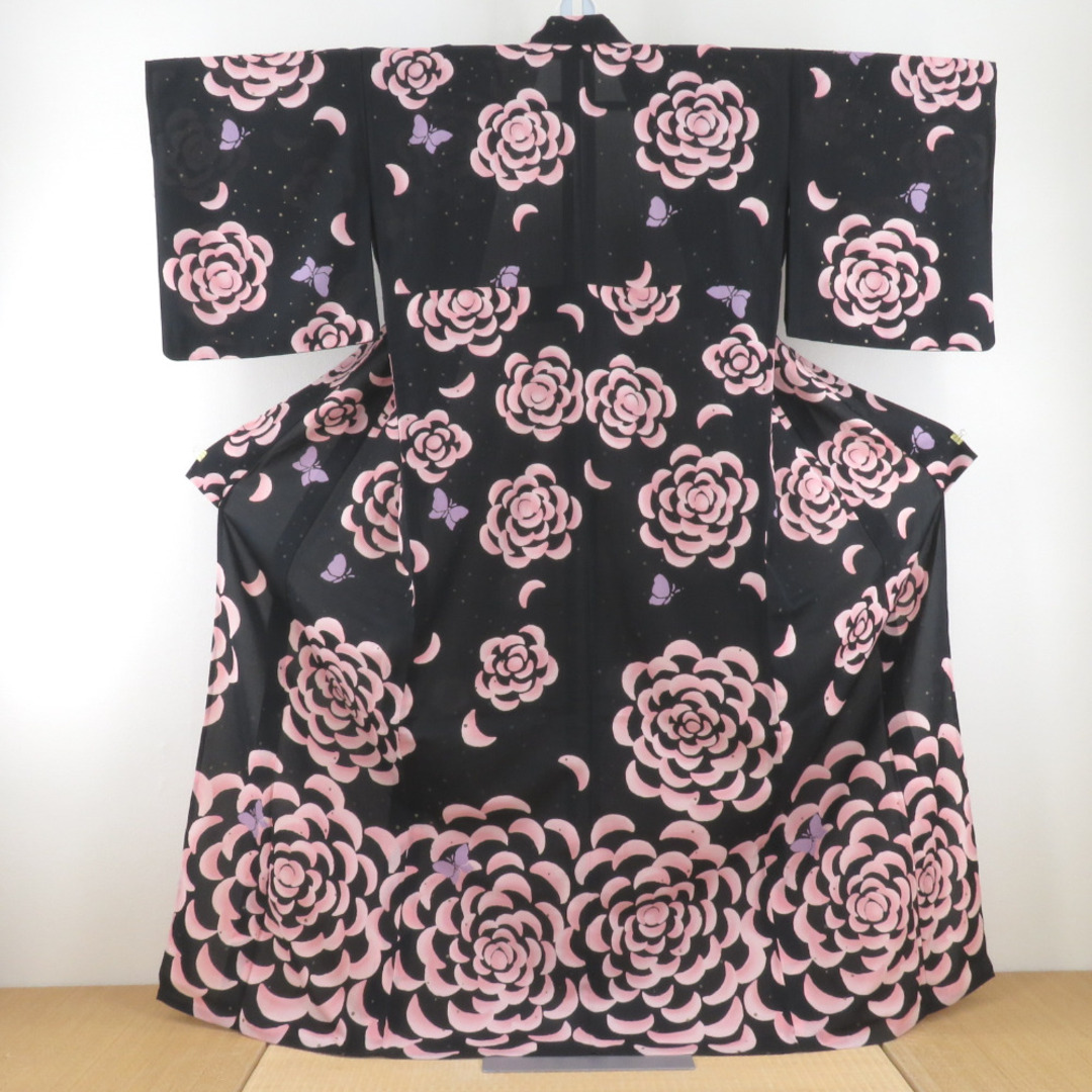 TSUMORI CHISATO(ツモリチサト)のTSUMORI CHISATO (ツモリチサト) 夏着物 薔薇と蝶 黒色 ポリエステル 洗える 女性用浴衣 レディース 夏物 仕立て上がり 身丈167cm レディースの水着/浴衣(浴衣)の商品写真