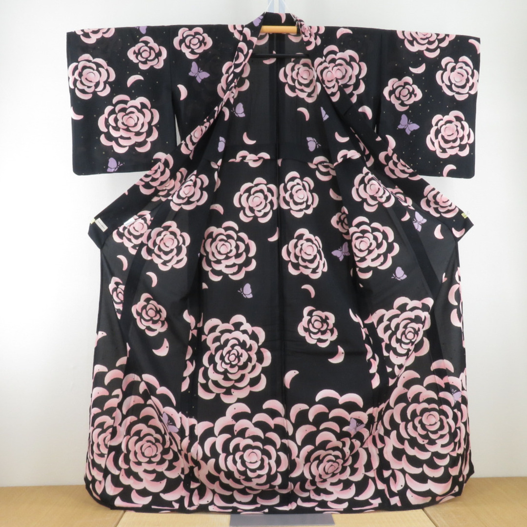 TSUMORI CHISATO(ツモリチサト)のTSUMORI CHISATO (ツモリチサト) 夏着物 薔薇と蝶 黒色 ポリエステル 洗える 女性用浴衣 レディース 夏物 仕立て上がり 身丈167cm レディースの水着/浴衣(浴衣)の商品写真