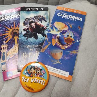 ディズニー(Disney)のロスアンゼルステーマパークのガイド＋缶バッチ４点セット(地図/旅行ガイド)