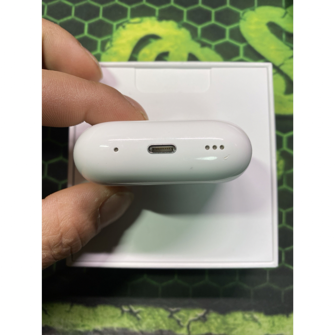 Apple(アップル)のApple AirPods  Pro 第2世代　充電ケースlightning充電 スマホ/家電/カメラのオーディオ機器(ヘッドフォン/イヤフォン)の商品写真