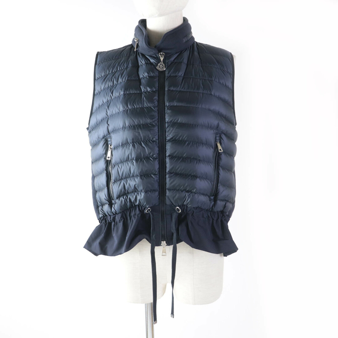 MONCLER(モンクレール)の美品★MONCLER モンクレール MAGLIA GILET マグリア ジレ フード・ロゴZIP付 裾フリル ニット切替 ダウンベスト ネイビー S ブルガリア製 正規品 レディース レディースのジャケット/アウター(ダウンベスト)の商品写真