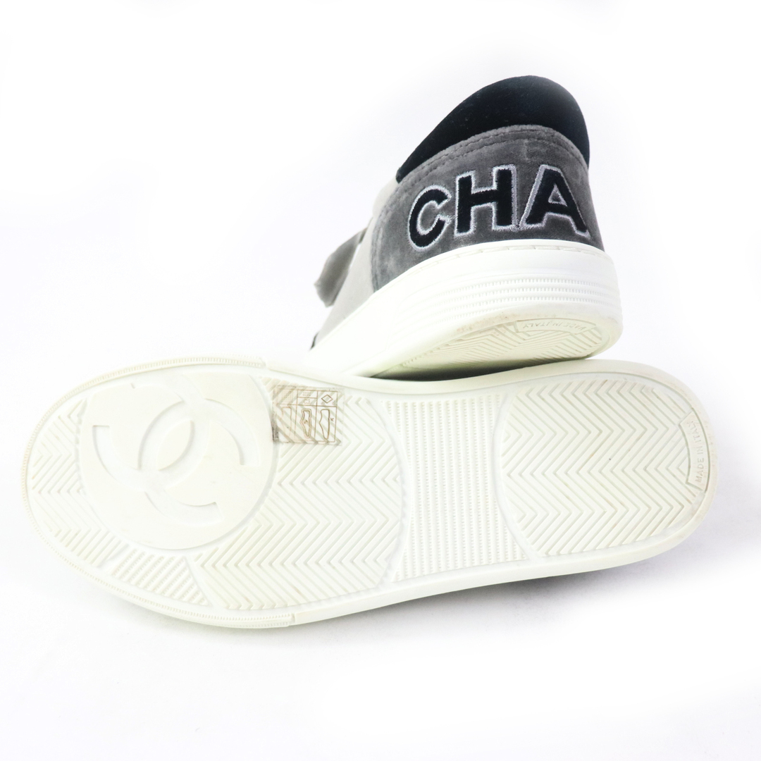 CHANEL(シャネル)の美品☆CHANEL シャネル 20A G36295 ベルベット ロゴ入り レースアップ ローカットスニーカー グレー系 36 イタリア製 レディース メンズの靴/シューズ(スニーカー)の商品写真