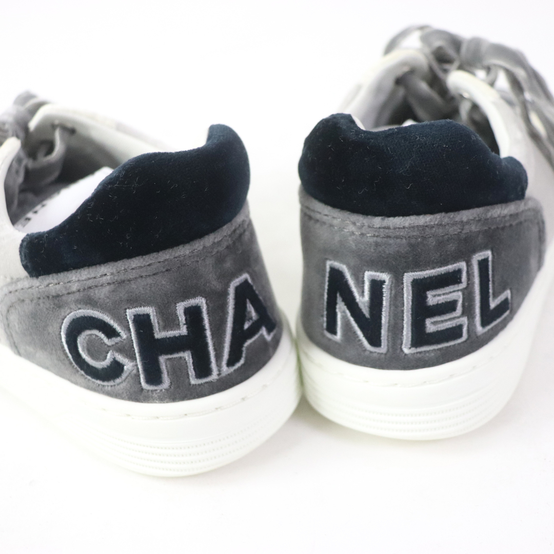 CHANEL(シャネル)の美品☆CHANEL シャネル 20A G36295 ベルベット ロゴ入り レースアップ ローカットスニーカー グレー系 36 イタリア製 レディース メンズの靴/シューズ(スニーカー)の商品写真