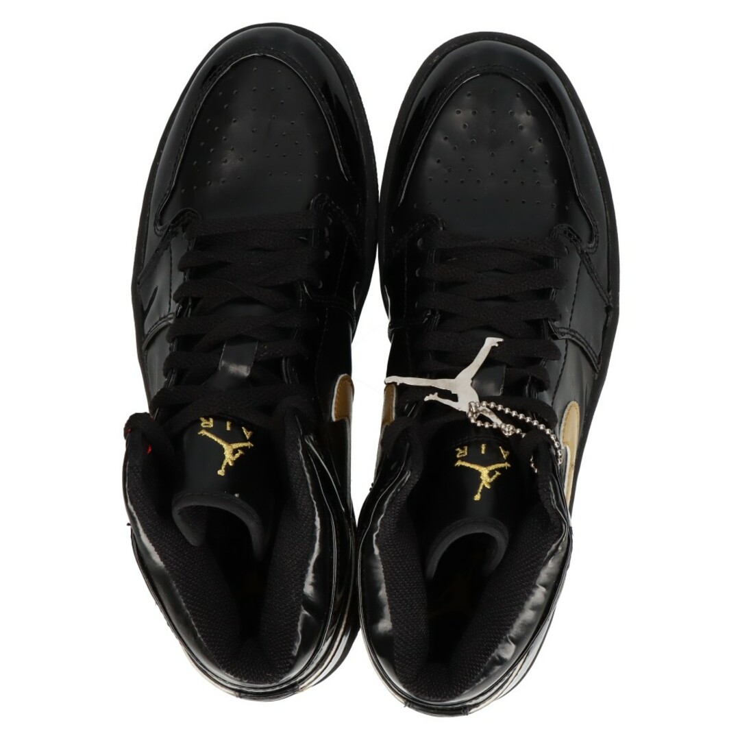 NIKE(ナイキ)のNIKE ナイキ Air Jordan 1 Retro Mid Black Metalic Gold 2003 エアジョーダン ハイカットスニーカー パテント ブラック/ゴールド US8.5/26.5cm 136085-070 メンズの靴/シューズ(スニーカー)の商品写真