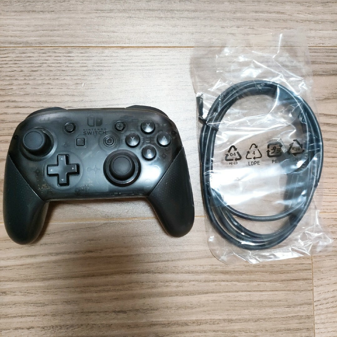 Switch PROコントローラー 純正品 エンタメ/ホビーのゲームソフト/ゲーム機本体(その他)の商品写真