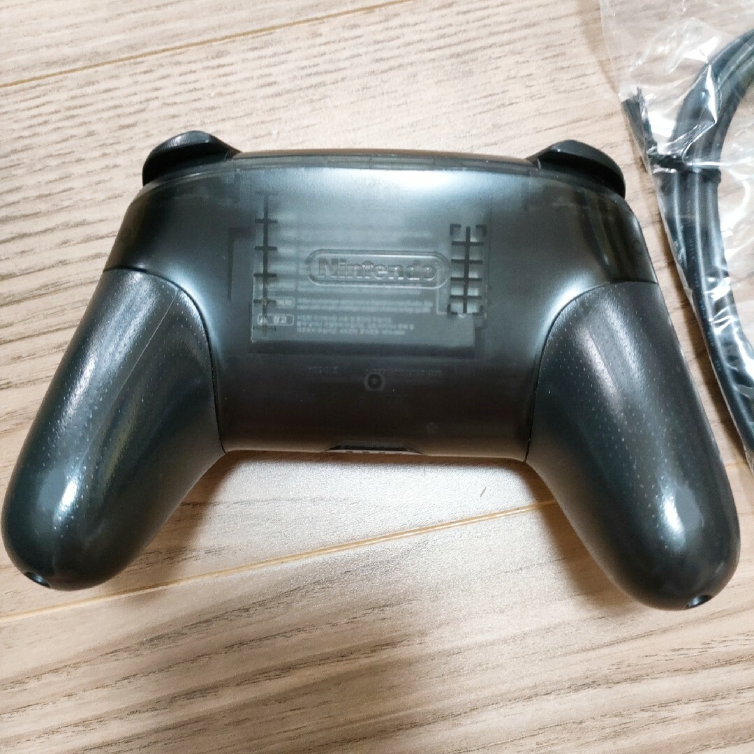 Switch PROコントローラー 純正品 エンタメ/ホビーのゲームソフト/ゲーム機本体(その他)の商品写真