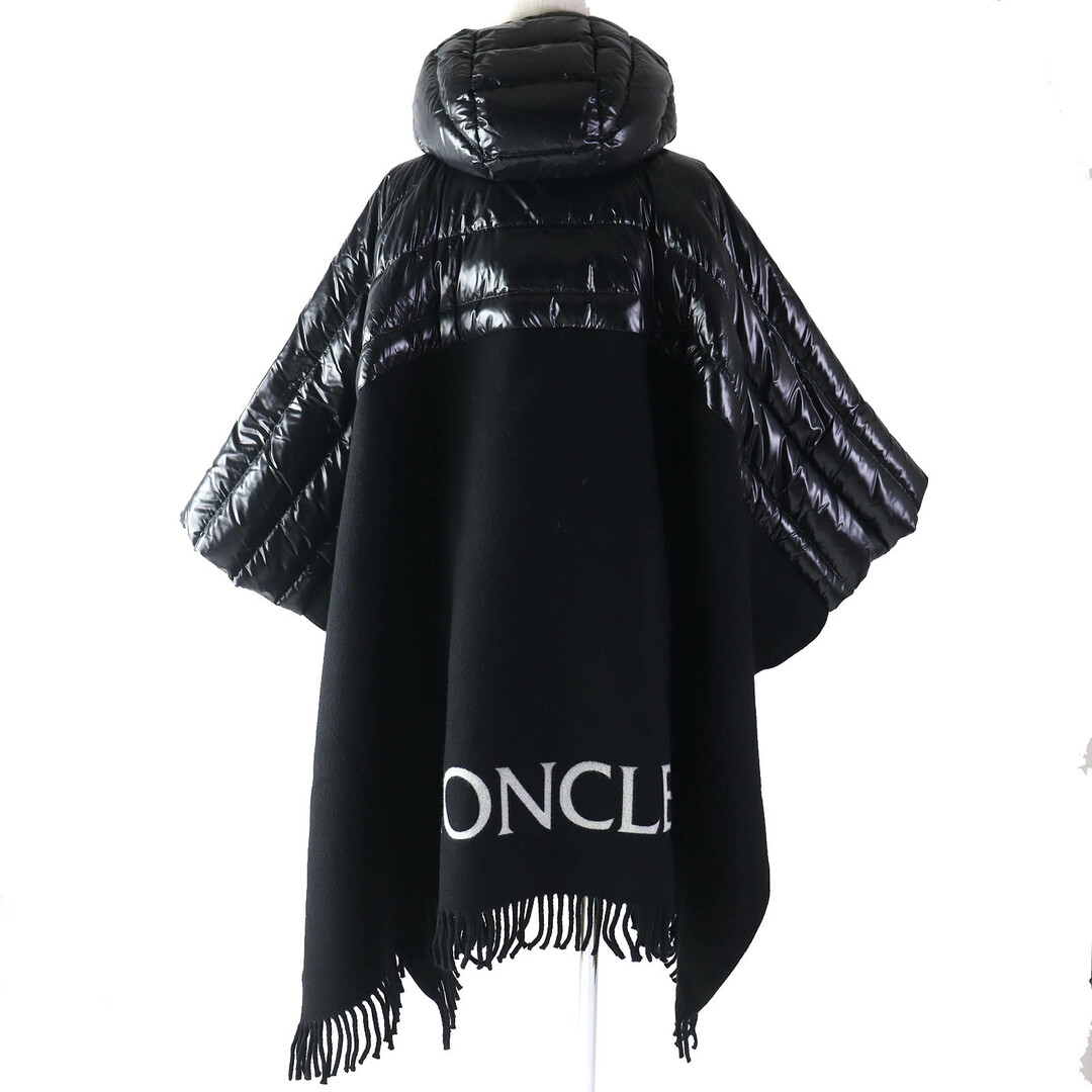 MONCLER(モンクレール)の美品△MONCLER モンクレール 20-21AW MANTELLA マンテラ フード・ロゴワッペン付き ダウン マント ケープ ポンチョ ブラック S イタリア製 正規品 レディース レディースのジャケット/アウター(ポンチョ)の商品写真