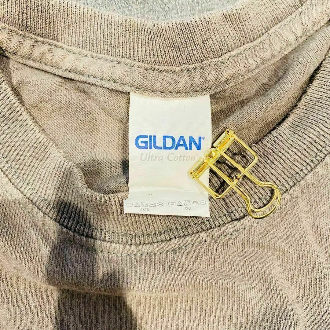 GILDAN(ギルタン)のGILDAN ギルダン　Tシャツ 綿100% プリントロゴ　サッカー　ねず茶色 メンズのトップス(Tシャツ/カットソー(半袖/袖なし))の商品写真