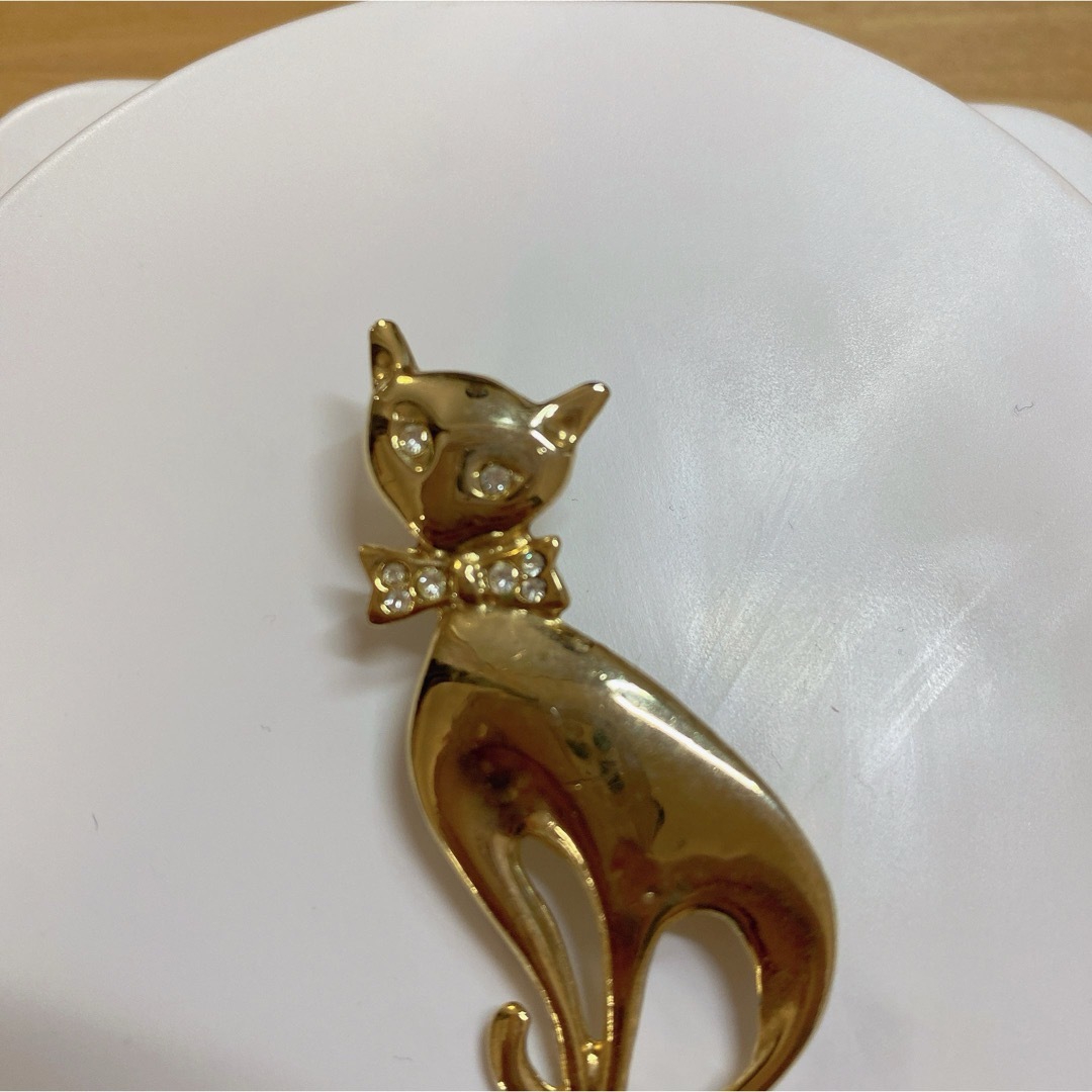 【新品未使用】ゴールド 猫 石付き ブローチ レディースのアクセサリー(ブローチ/コサージュ)の商品写真