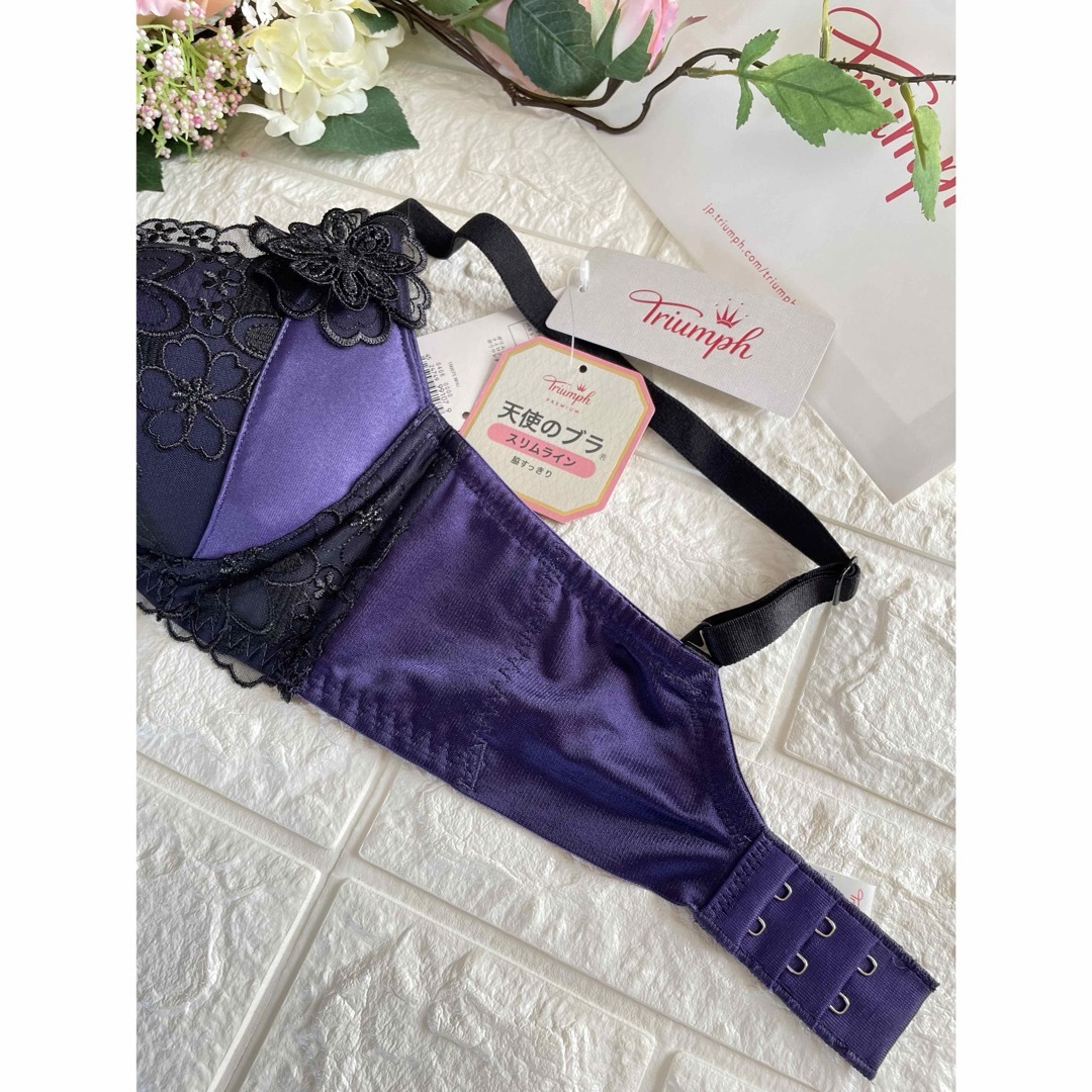 Triumph(トリンプ)のTriumph 天使のブラ   D65  大特価❣️パープル♡ᵕ̈お花とても綺麗 レディースの下着/アンダーウェア(ブラ)の商品写真