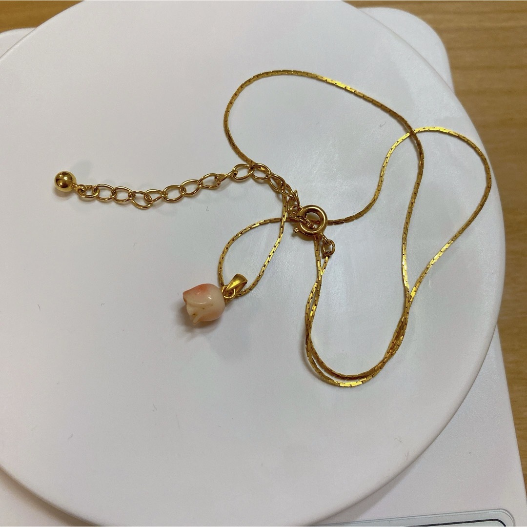 【新品未使用】チューリップ モチーフ ゴールド ネックレス レディースのアクセサリー(ネックレス)の商品写真