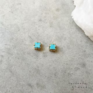 小さなターコイズスクエア樹脂ピアス・ピアス・イヤリング(ピアス)