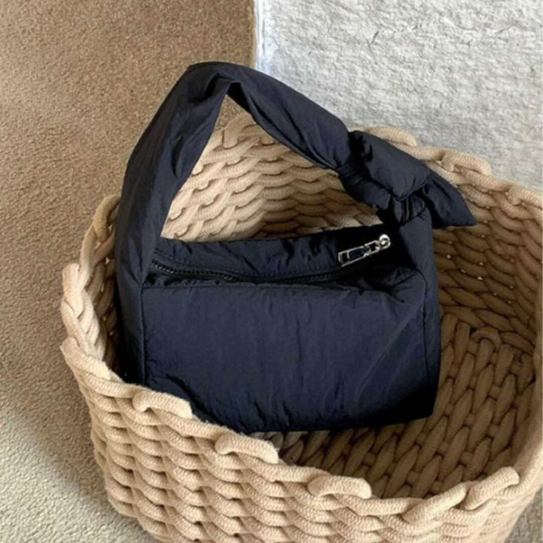 スクエアコンパクトバッグ 黒 リボン ハンドバッグ ショルダーバッグ 新品 美品 レディースのバッグ(ショルダーバッグ)の商品写真