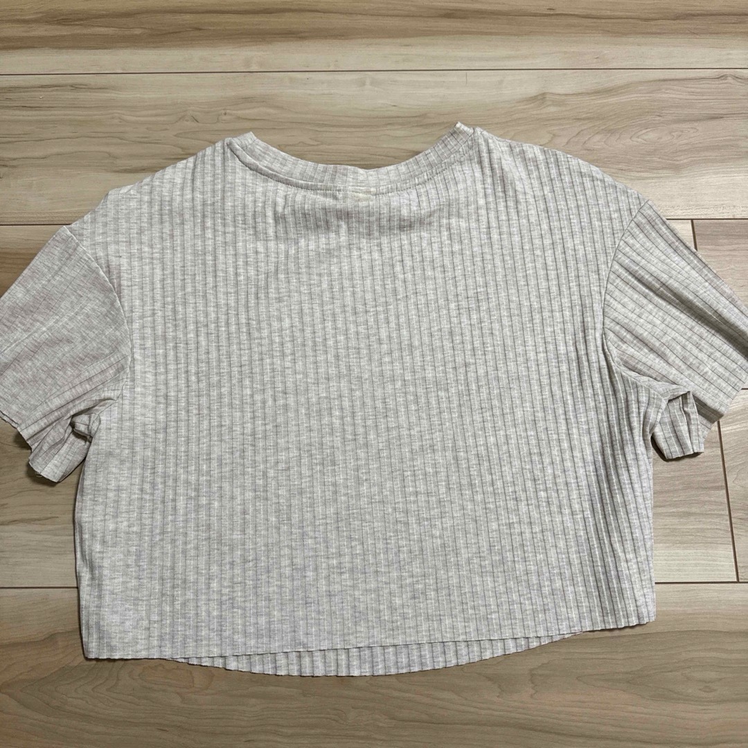 H&M(エイチアンドエム)のH&M 半袖　カットソー　クロップド丈 レディースのトップス(Tシャツ(半袖/袖なし))の商品写真