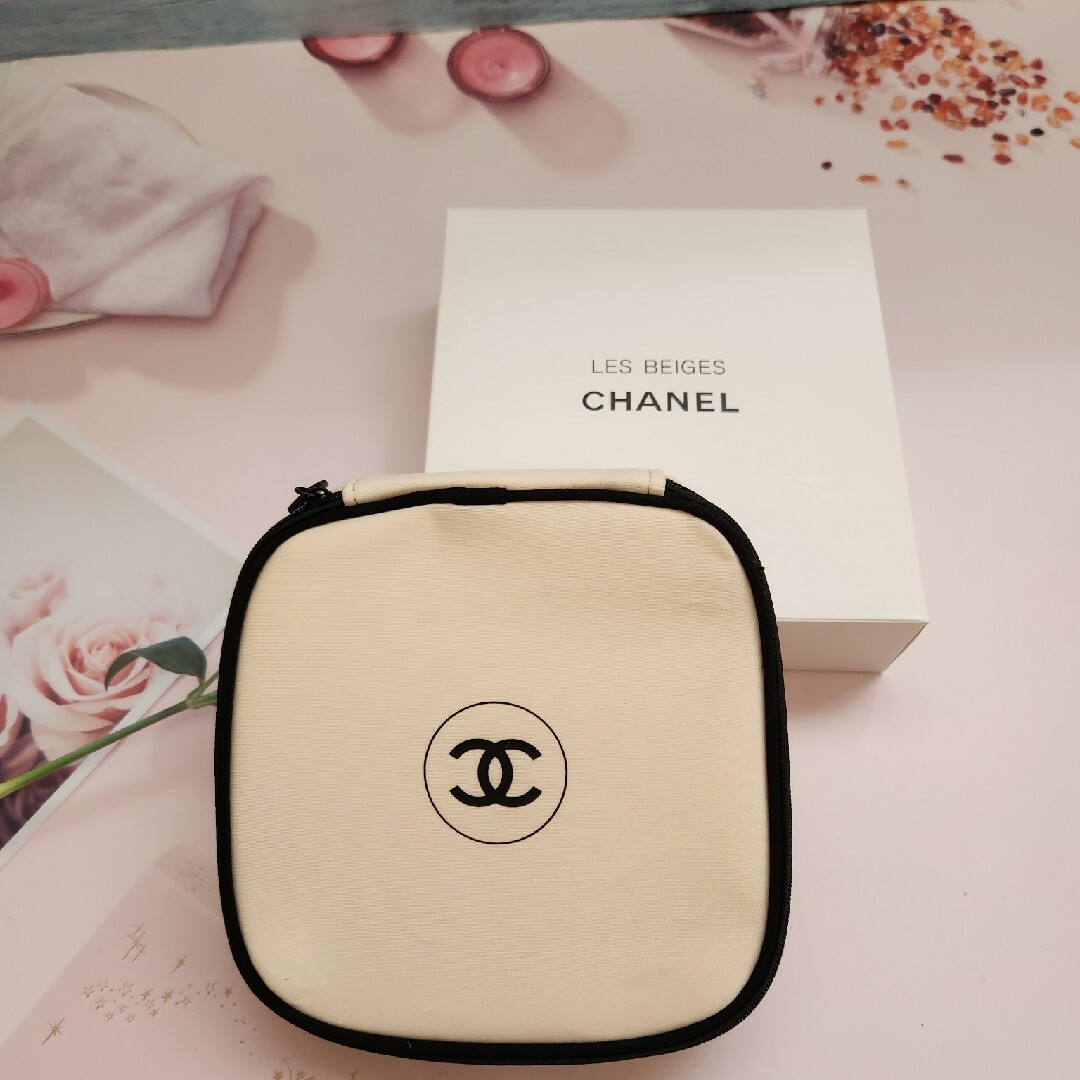 CHANEL(シャネル)の【新品】CHANEL シャネル ポーチ ホワイト スクエア  ノベルティ レディースのファッション小物(ポーチ)の商品写真