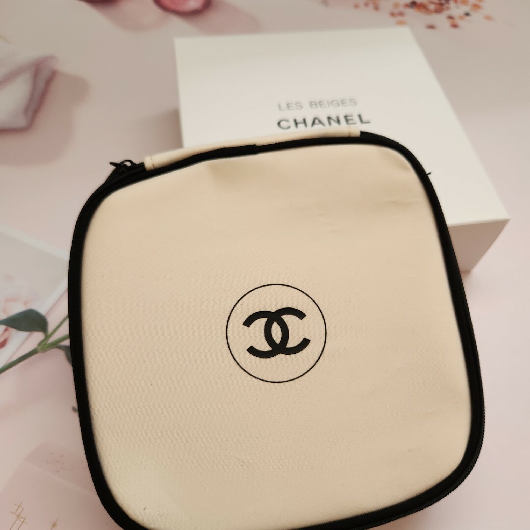 CHANEL(シャネル)の【新品】CHANEL シャネル ポーチ ホワイト スクエア  ノベルティ レディースのファッション小物(ポーチ)の商品写真